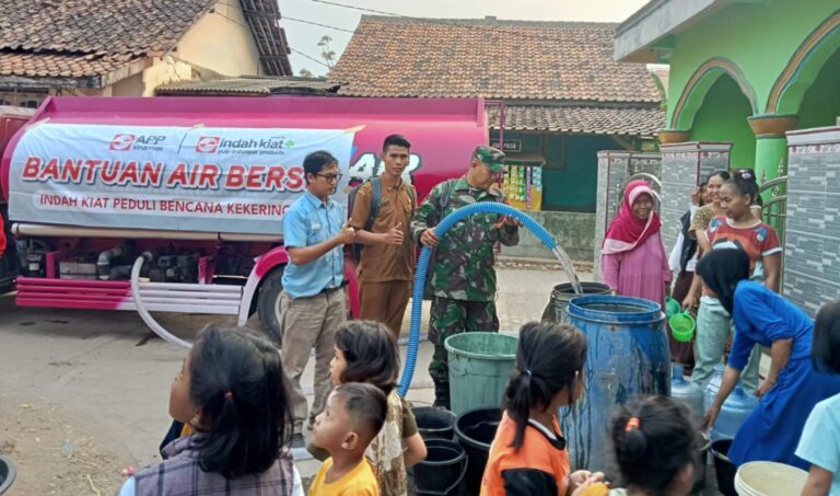 PT Indah Kiat Dan Babinsa Koramil 0602-17/Carenang Distribusikan Bantuan Air Bersih