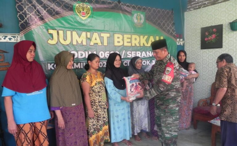Koramil 0602-05/Cipocok Jaya Berikan Bantuan Beras Kepada Warga Kurang Mampu