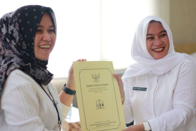12 Tenaga Honorer Kota Serang Terima Penyerahan SK PPPK oleh Kabid Mutasi BKPSDM Kota Serang