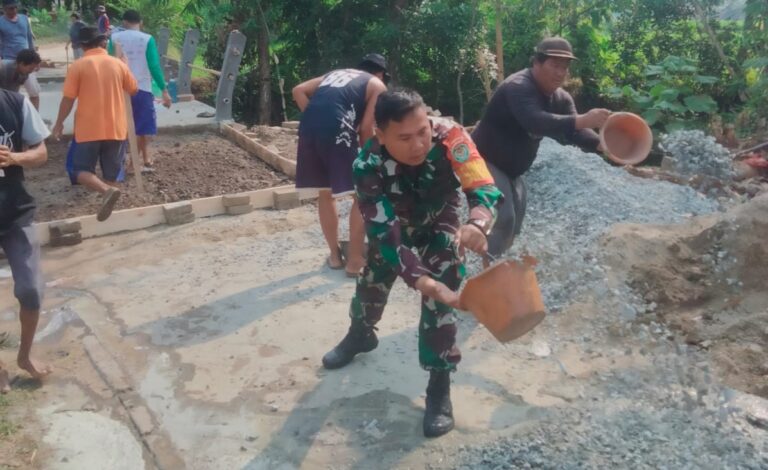 Karya Bakti Babinsa Koramil 0602-15/Baros Bersama Warga