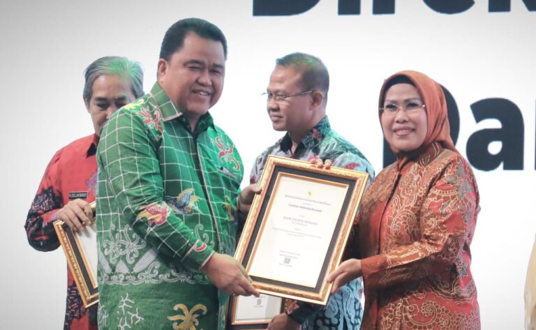 Program Imunisasi Sukses, Bupati Serang Raih Penghargaan Kemenkes