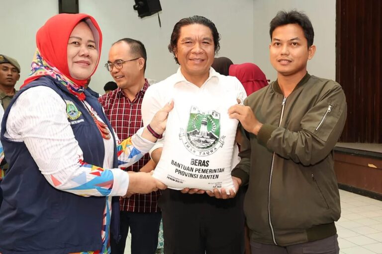 Penyaluran Bantuan Sosial PJ Gubernur Banten Kepada Masyarakat Kota Cilegon