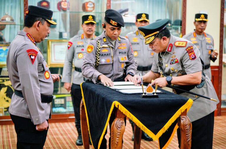 Kapolri Pimpin Sertijab Kapolda Banten di Mabes Polri