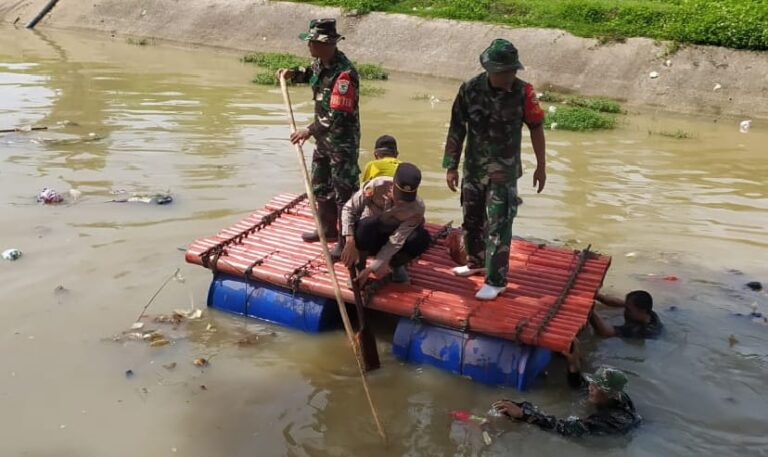 Cegah Banjir, Koramil 0602-20/Pamarayan Laksanakan Pembersihan Aliran Sungai