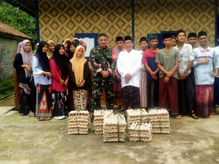 Bakti TNI, Koramil 0602-21/Kopo Berikan Bantuan Telur Ke Pondok Pesantren Untuk Tambah Gizi