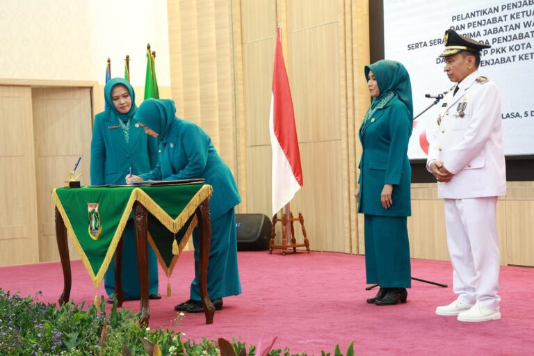 Pj Ketua TP PKK Provinsi Banten Tine Al Muktabar Lantik Nurhasanah Yedi Rahmat sebagai Pj TP PKK Kota Serang