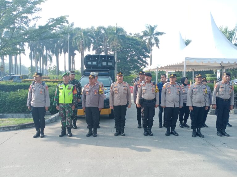 Personel Kodim 0602/Serang Bantu Aparat Kepolisian Pengamanan Aksi Unras Buruh