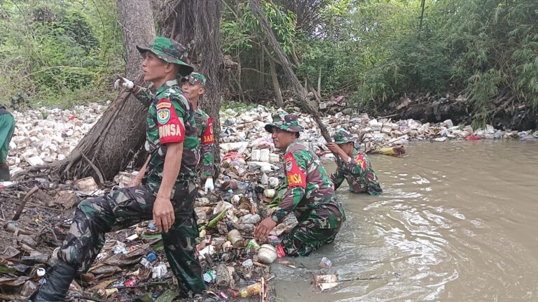 Koramil 0602-10/Pontang Bersihkan Sampah Dialiran Sungai Ciwaka Bersama Komunitas Pecinta Sungai