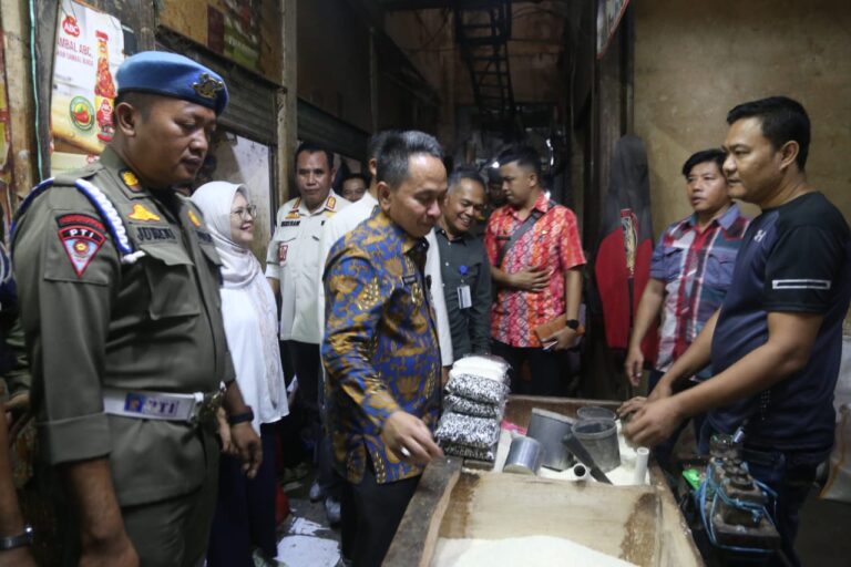 Pastikan Stok dan Harga Aman Menjelang Natura, PJ Wali Kota Serang Tinjau Langsung Pasar Rau