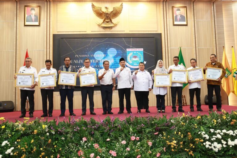 Pj Gubernur Banten Serahkan Predikat Penilaian Kepatuhan Penyelenggaraan Pelayanan Publik