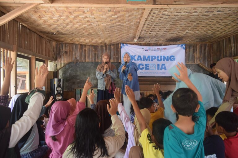 Tingkatkan Literasi, Fino Badut Dan Komunitas Bangun Kampung Ceria