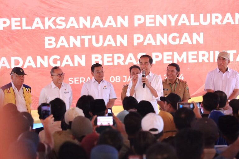 Pj Gubernur Banten Al Muktabar Dampingi Presiden RI Joko Widodo Tinjau Ketersediaan Beras