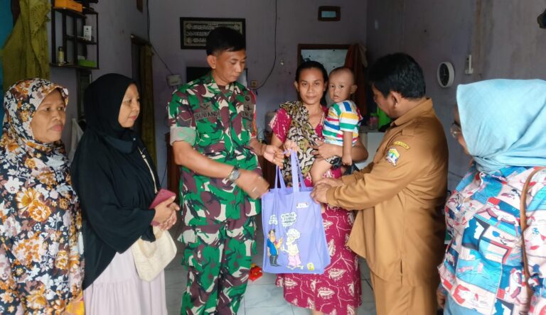 Cegah Stunting, Babinsa Koramil 0602-01/Kota Serang Berikan Gizi Tambahan Kepada Anak Dan Balita