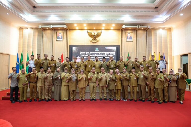Pj Gubernur Banten Al Muktabar Serahkan DPA SKPD dan Tandatangani Perjanjian Kinerja Tahun Anggaran 2024