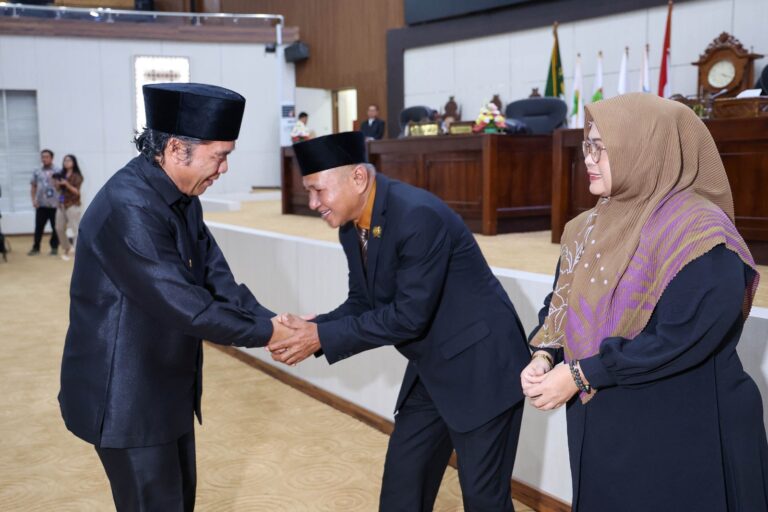 Penjabat (Pj) Gubernur Banten Al Muktabar Hadiri Paripurna PAW Anggota DPRD Provinsi Banten