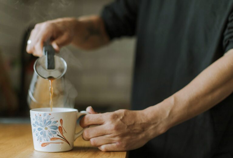 Tips Menikmati Secangkir Kopi Saat Suasana Hujan