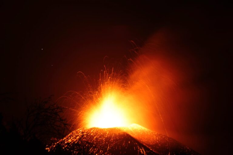 Ini Alasan dan Penyebab Gunung Bisa Meletus