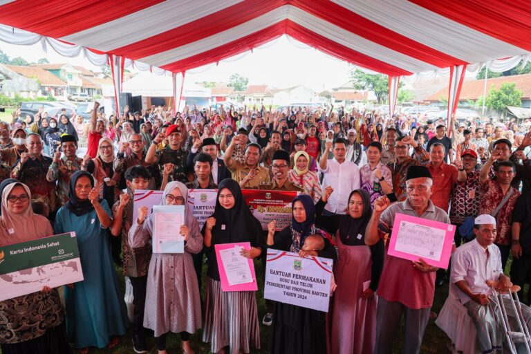 Penjabat Gubernur Banten, Al Muktabar, Salurkan Bantuan Sosial dalam Ekspedisi Reformasi Birokrasi Tematik Berdampak di Kabupaten Pandeglang