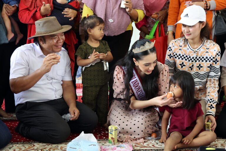 Pj Gubernur Banten dan Finalis Puteri Indonesia 2024 Berikan Vitamin A ke Balita