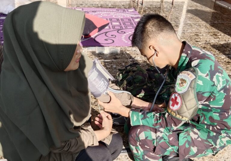 Satgas TNI Manunggal Membangun Desa (TMMD) Ke 119 Kodim 0602/Serang Melakukan Pelayanan Kesehatan dan Penanganan Sampah