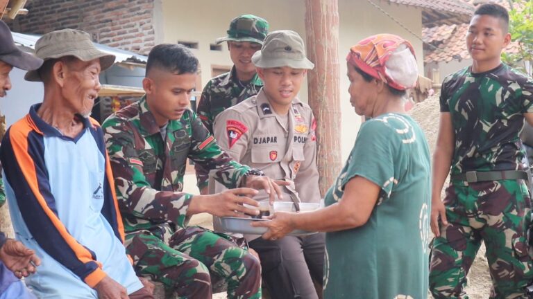 Secangkir Semangat dari Nenek Sariah untuk Anggota Satgas TMMD Ke 119 Kodim Serang