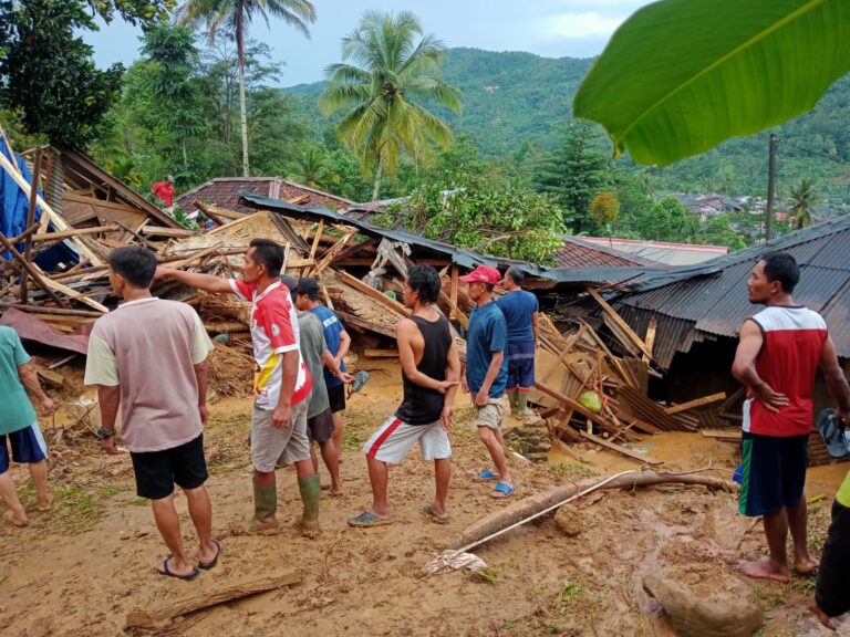 Kampung Ciherang, Lebak-Banten Diterjang Tanah Longsor