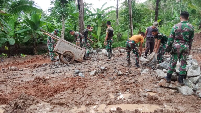 Tak Kenal lelah Satgas TMMD Ke 119 0602/Serang Bekerja Menerjang Jalan Berlumpur