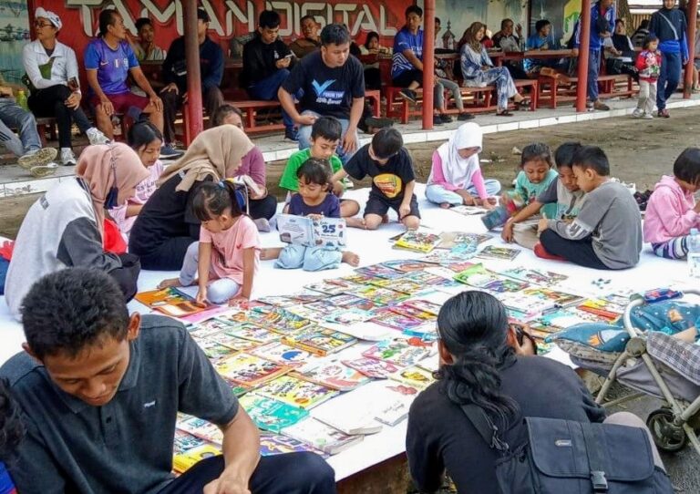 Gelar Buku Di Alun-Alun, Forum TBM Kota Serang Bersenyawa Dalam Literasi
