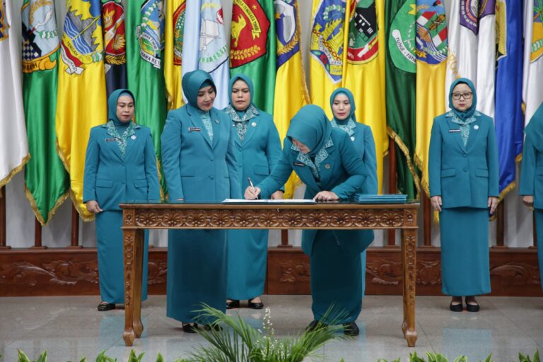 Tine Al Muktabar Dilantik Kembali Sebagai Penjabat Ketua TP PKK dan Ketua Pembina Posyandu Provinsi Banten: Fokus pada Penanganan Stunting dan Ketahanan Pangan