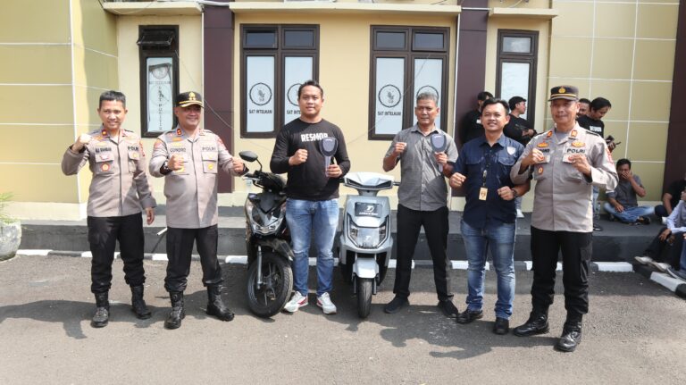 Penghargaan Diberikan kepada Tim Resmob dan Personil Polsek Cikeusal atas Keberhasilan dalam Operasi Sikat Maung 2024
