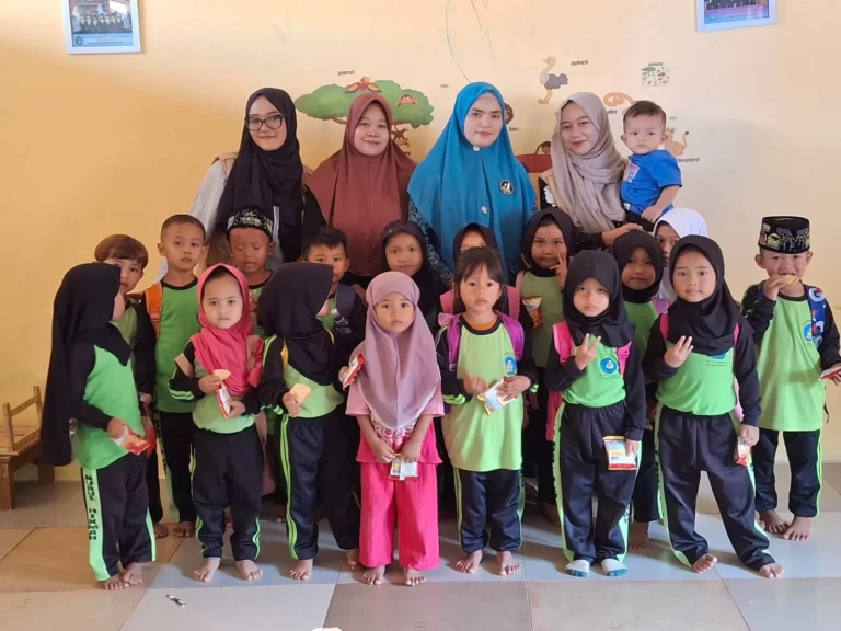 Mahasiswa Kukerta Kelompok 87 Berperan Aktif dalam Posyandu dan Pekan Imunisasi Polio di Desa Parungkujang