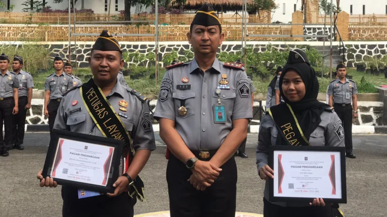 Lapas Cilegon Anugerahkan Penghargaan Pegawai Teladan dan Pelayanan Terbaik Periode Agustus 2024