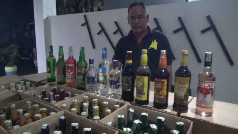 Petugas Trantibum Ciledug Gerebek Toko Plastik Mika yang Edarkan Minuman Keras Ilegal