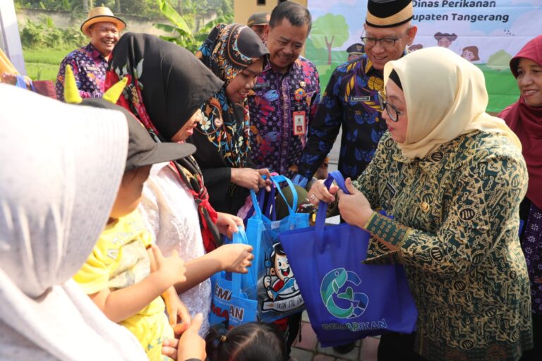 Wabup Intan Serahkan PMT Berbasis Ikan untuk Cegah Stunting di Cisoka