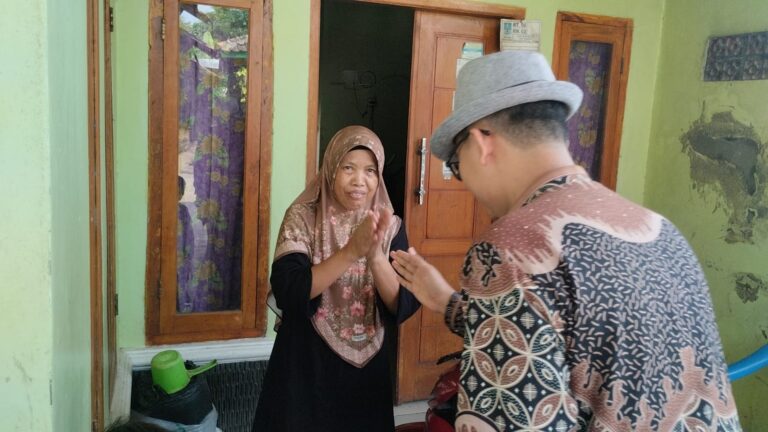 Kepala Desa Sindangheula Sambangi Korban Kebakaran di Kampung Beluwen