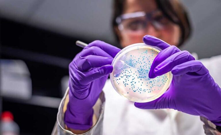 Rasanya Juara, Tapi Amankah? Pentingnya Analisis Mikrobiologi untuk Keamanan Pangan