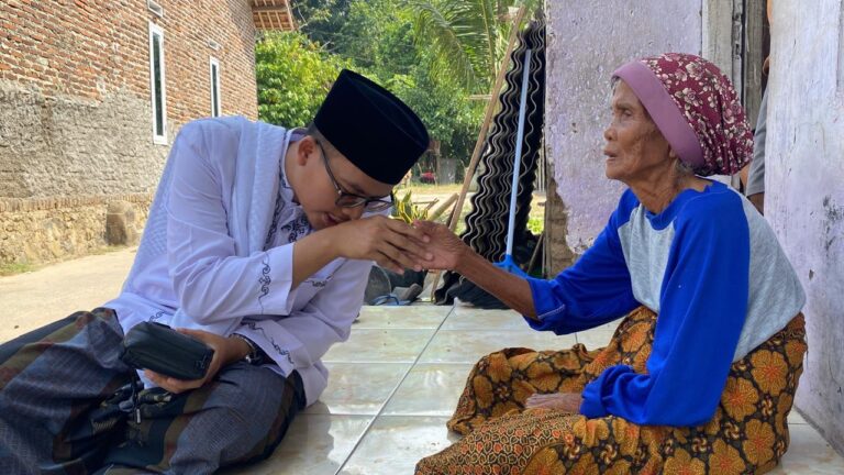 Kades Suheli Kunjungi Jalupang Wetan: Salat Jumat, Santunan, dan Silaturahmi Warga