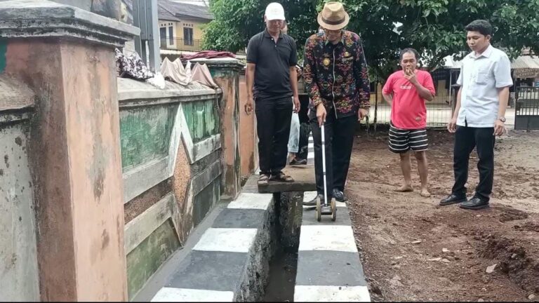 Kepala Desa Sindangheula Tinjau Langsung Kegiatan Opname Pembangunan SPAL dan Drainase