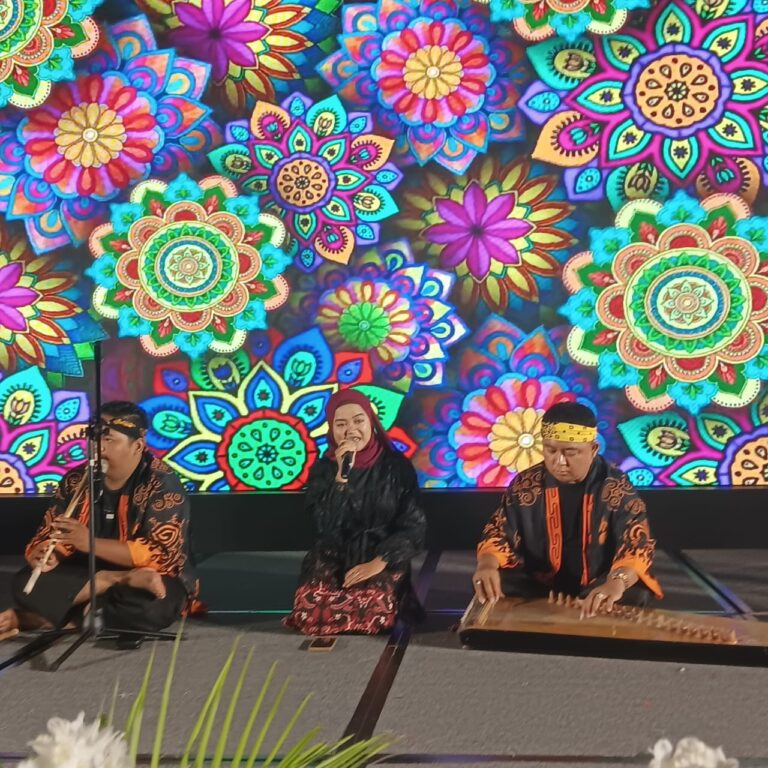 Komara Paraguna Tampilkan Kacapi Suling di Hotel Aston Serang