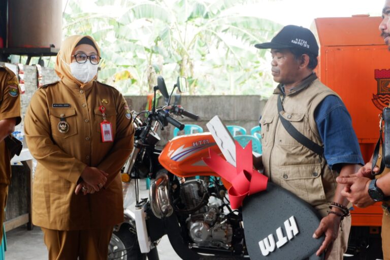 Wabup Intan Serahkan Bantuan Gerobak Motor untuk TPS3R Sindang Jaya