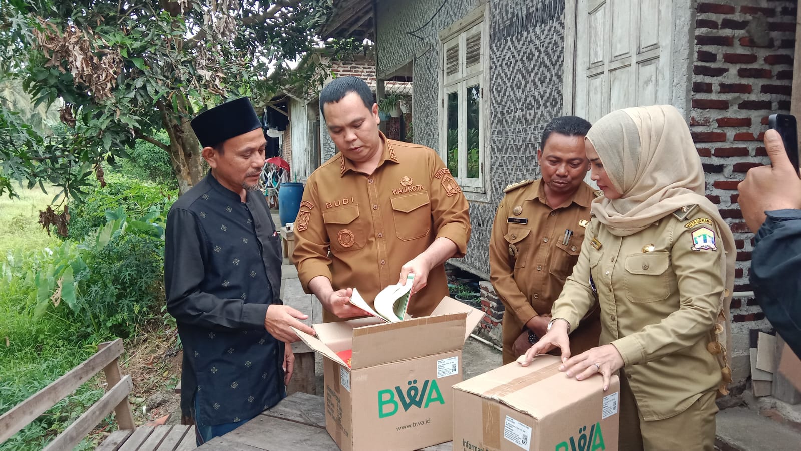 Wali Kota Serang Bagikan Al-Qur’an untuk Santri, Dorong Tradisi Mengaji
