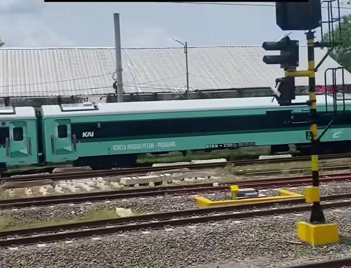 Kereta Khusus Pedagang dan Petani Uji Coba di Stasiun Rangkasbitung