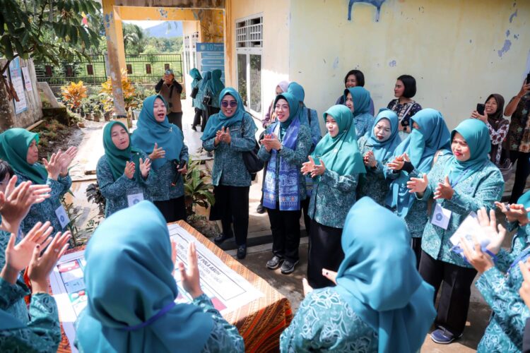 Ketua TP PKK Provinsi Banten Lakukan Pembinaan HKG PKK ke-53 di Desa Cikedung