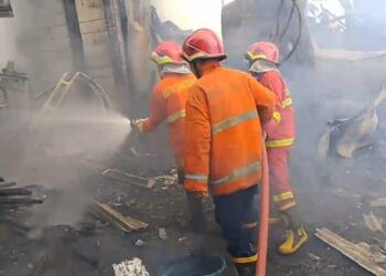 Damkar Ciledug Bantu Tangsel Padamkan Kebakaran Gudang Dekorasi di Pondok Aren