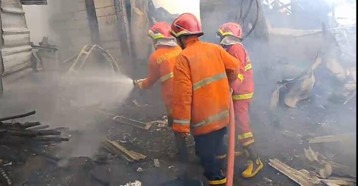 Damkar Ciledug Bantu Tangsel Padamkan Kebakaran Gudang Dekorasi di Pondok Aren
