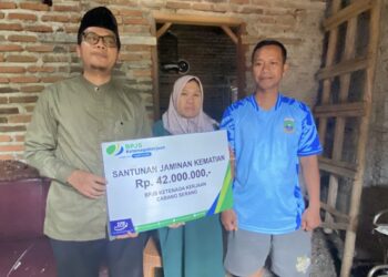 Kades Sindangheula Serahkan Santunan BPJS Ketenagakerjaan kepada Ahli Waris Warga