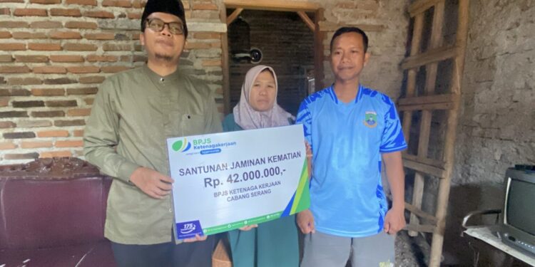 Kades Sindangheula Serahkan Santunan BPJS Ketenagakerjaan kepada Ahli Waris Warga