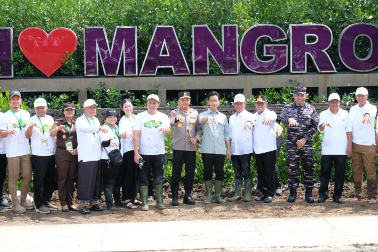 Kapolda Banten Dampingi Wapres Gibran dalam Kegiatan Perlindungan dan Pengelolaan Ekosistem Mangrove di Tangerang