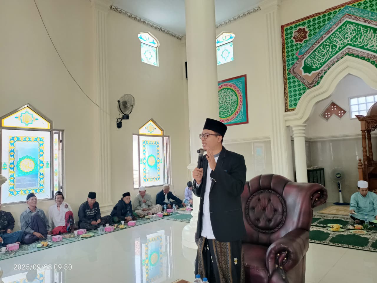 Pengajian Bulanan di Sindangheula Penuh Khidmat, Anak Yatim Terima Santunan