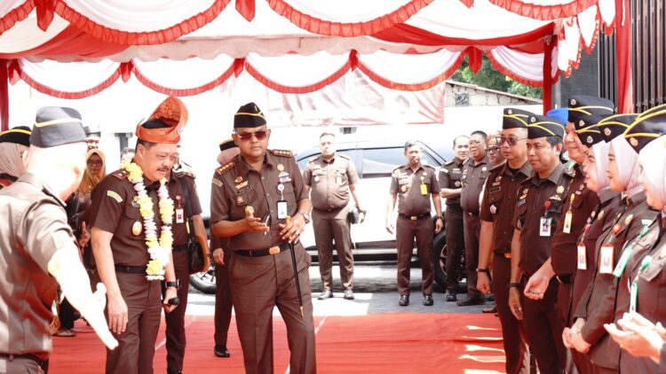 Kunjungan Supervisi Kajati Kepri ke Kejari Tanjungpinang Diwarnai Pembagian KIA, Bakti Sosial, dan Pemusnahan Narkotika